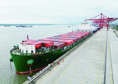 南京港乐成靠泊最大内贸集装箱船 "江远集2"轮，为客户带来全新物流体验