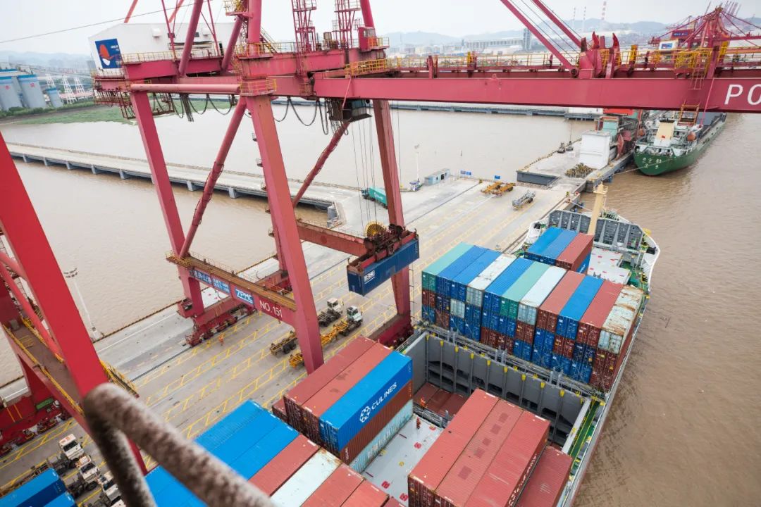 走集装箱海运直航和中转谁人更快？