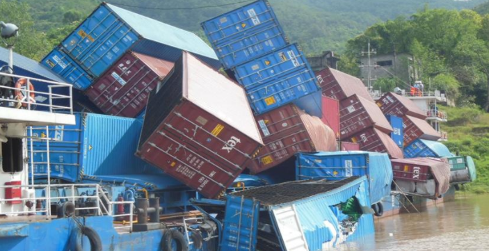 突发！！长江吴淞口警戒区水域十余个集装箱落水