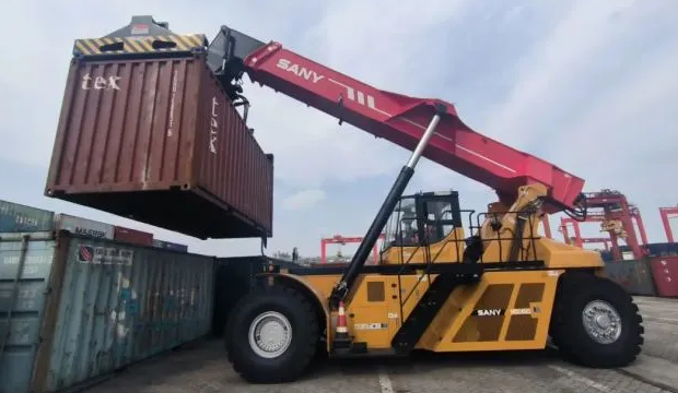 口岸码头堆场常见搬运集装箱的装备有哪些？？