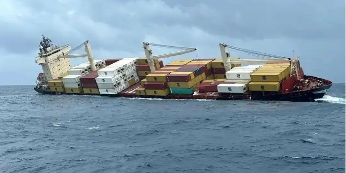 集装箱船遇险淹没，，，数百个集装箱坠海